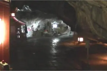 <p>ด้านหลังศาลเจ้าในถ้ำ</p>