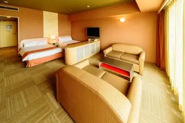 Spacious rooms with a lounge and balcony (Photo: <a href="https://www.okinawa-grandmer.com/en/" target="_blank" rel="noreferrer noopener nofollow">Okinawa Grand Mer Resort</a>)