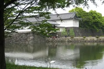 View of palace reflecting off the water (Photo: Michael Kaplan May 2008)