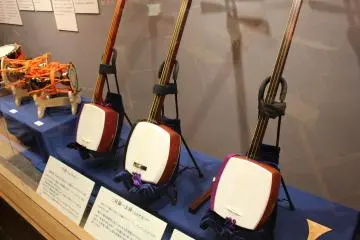 Shamisen are a prominent instrument in kabuki theater