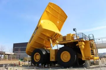 The dump truck stands over seven meters tall (Photo: <a href="https://en.japantravel.com/profile/tom-roseveare/1362" target="_blank" rel="noreferrer noopener nofollow">Tom Roseveare</a>)