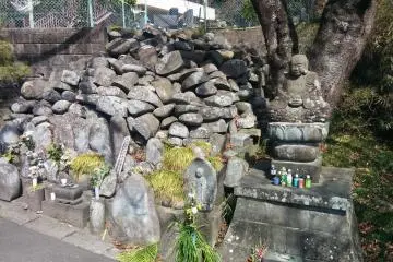 Des statues bouddhistes en pierre vous accueillent sur le chemin menant au temple