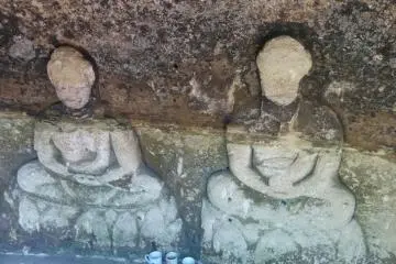 Ces sculptures de pierre sont âgées de plusieurs siècles