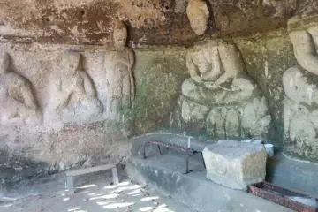 Les statues se trouvent derrière un portail, mais on peut aisément les voir en regardant à travers les barreaux