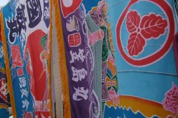 <p>งานเล็กๆในหมู่บ้าน มีธงหลากสีสันของเรือประมงพื้นเมืองด้วย</p>