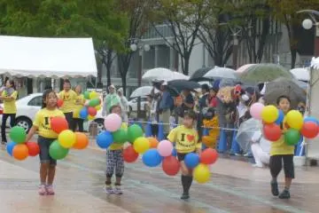 Some cute kids leading their samba team