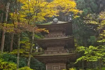 An image of Achala, the Eleven-faced King, is enshrined within this 3-story pagoda