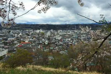 언덕에서 치치부의 전망이 보입니다.