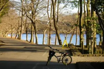 The cycling course around the lake