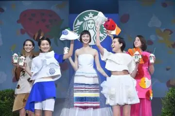 A Frappucino fashion show held in Japan. [Photos courtesy of Starkbucks Coffee]