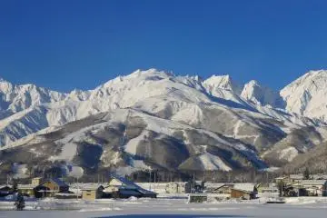 Happo-one (Photo: <a href="http://upload.wikimedia.org/wikipedia/commons/thumb/9/99/Hakuba_Happo-one_Winter_Resort.JPG/1280px-Hakuba_Happo-one_Winter_Resort.JPG" target="_blank" rel="noreferrer noopener nofollow">Wikimedia Commons</a>)