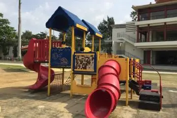 Younger kids (aged 3-6) can enjoy this smaller play set.