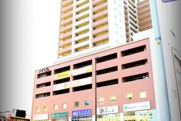 Passing by a mall by the station as we continued our way to Nakamise...