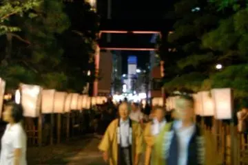ผู้คนมาชื่นชมโคมไฟสวยๆ และบรรยากาศค่ำคืนอันงดงาม