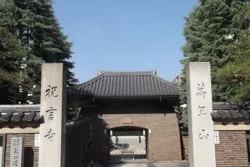 The entrance from the street