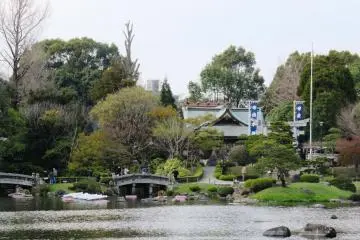 Danau dan jembatan di Taman Suizenji, Kumamoto
