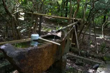 Entrance to a small shrine on the way to the temple