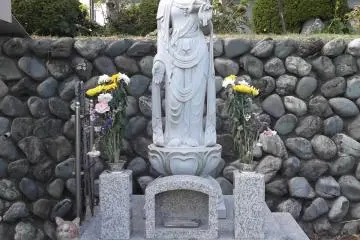 A statue at the pet cemetery