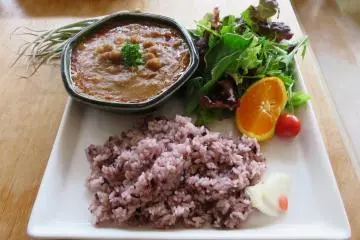 The Chana Masala or seasoned chickpea curry was spicy but not too much so as to burn your palette
