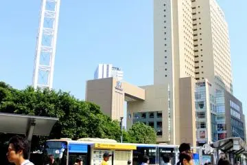 Look there, up in the sky! It's a bird! No, it's a plane... Ahhh... it's just one of Yokohama's amazing infrastructure!