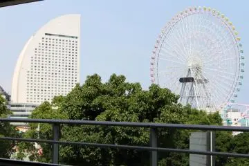 A towering building vs a huge ferris wheel... Round 1... Fight!