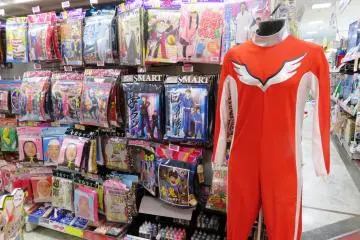 Some people really get into the party spirit during the cherry blossom or hanami season. Why not go all out and wear some cosplay as well with Ultraman at Kispa La Park's Entertainment and shopping complex?