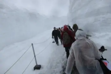 It was snowing heavily at Murodo, the highest point of the mountain crossing.  (Photo: YX Koh)