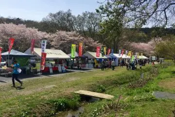 Enjoy local eats at the food stalls, right beside the main stage.