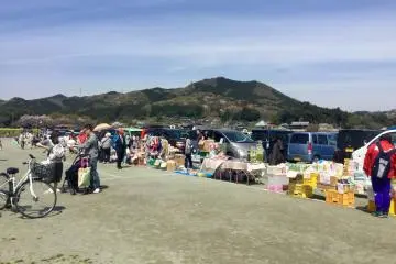 Shop at the free market, Mt. Hiwada in the background.