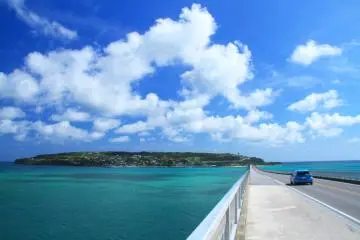 Get a close-up look at Okinawa's blue seas with your rental car (Photo: Tabirai Japan)