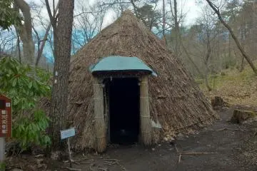 Une replique de hutte de la période de Jomon 