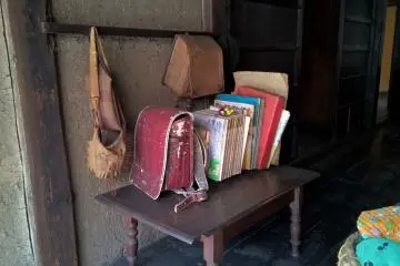 Un vieux sac d'école avec livres