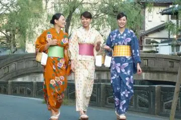 Strolling in Color Yukata - Kinosaki Onsen (Photo: Nishimuraya Honkan)