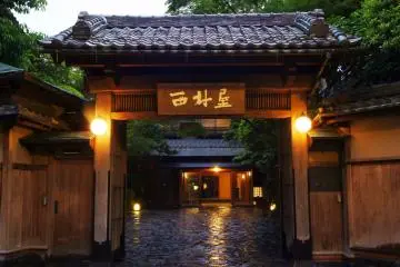 The main entrance gate of Nishimuraya Honkan (Photo: Nishimuraya Honkan)