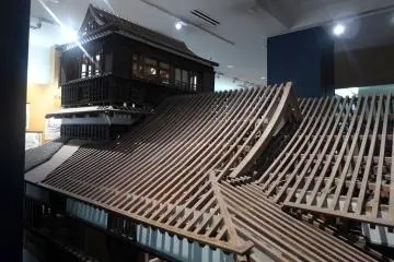 หุ่นจำลองแสดงโครงสร้างอาคารและหลังคา