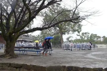 นักเรียนในเสื้อฝนวันฝนพรำ  ผู้บุกรุกยุคปัจจุบัน