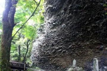 More beetling cliffs studded with rocks