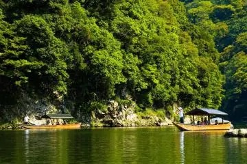 two boats navigating mountain scenery (Photo:  Scenes along the Hozu-Gawa between Kameoka and Arashiyama – <a href="https://www.flickr.com/photos/mdesisto/2857704260/" target="_blank" rel="noreferrer noopener nofollow">Mike Desisto </a> / <a href="https://creativecommons.org/licenses/by-nc/2.0/" target="_blank" rel="noreferrer noopener nofollow">CC BY-NC 2.0</a>)