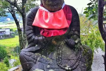 <p>Patung Budha yang sedikit sipit.</p>