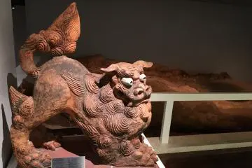 Le shisa féroce est un personnage okinawaïen emblématique agissant comme un gardien