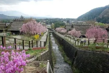 Le petit village se trouve sur la berge du lac Sai