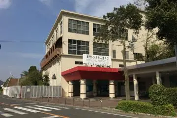 One expects to see the tunnel immediately, but look for a short building with a sign indicating the entrance to the Kanmon Pedestrian Tunnel. On Moji, this building is across the road from Mekari-jinja Shrine.
