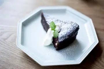 Orange and fig chocolate gateau