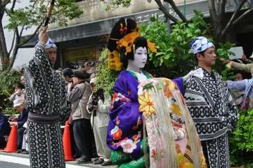 Les oiran du plus haut échelon sont parées des plus beaux kimonos