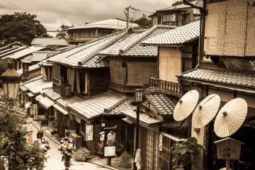 Travel through time in Ninenzaka Street