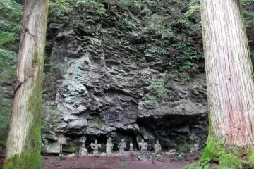 Behind the tomb is a cliff decorated by statues called Hotoke-iwa (Buddha’s Stones). Years ago, an earthquake destroyed many of the Buddha figures along the cliff. Now, only six remain.