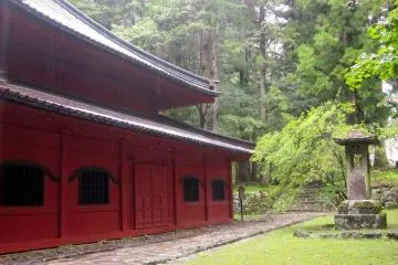 Kaizan-do, where Priest Shodo was cremated at the age of 83, stands in front of the tomb with its sweeping red roof. The building was built specifically for Priest Shodo’s cremation.