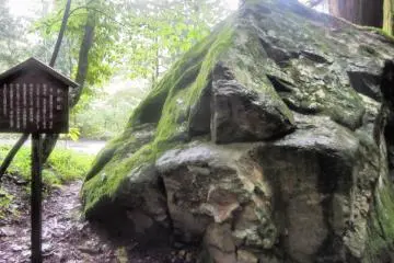 This huge boulder, called Tegake Stone, is said to improve schoolwork and handwriting. After visiting Kitano Shrine, scrape off a small piece of stone and place it on your family altar. However, I found it impossible to knock a chip off the huge boulder.