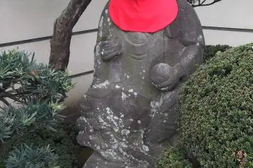 Another statue at the gate
