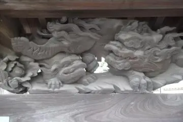 A carving in one of the gate doors